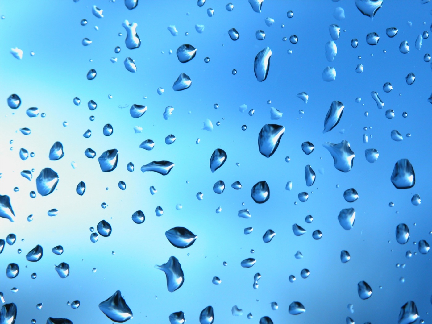 imagen de gotas de agua, diferentes e iguales a la vez.